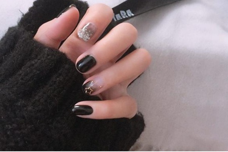 1573035093326469.jpg 最洋气的黑色美甲图片