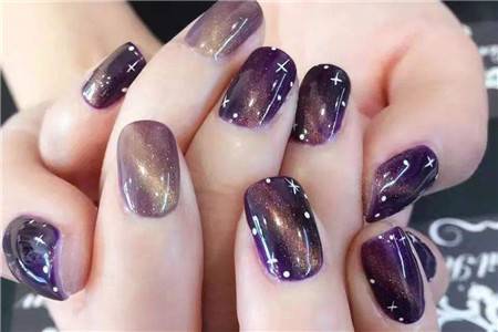 梦幻蓝紫色美甲，晕染手法打造朦胧美感