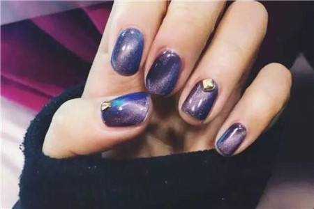 梦幻蓝紫色美甲，晕染手法打造朦胧美感