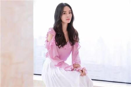 女星的春天妆容，充满元气的桃花妆