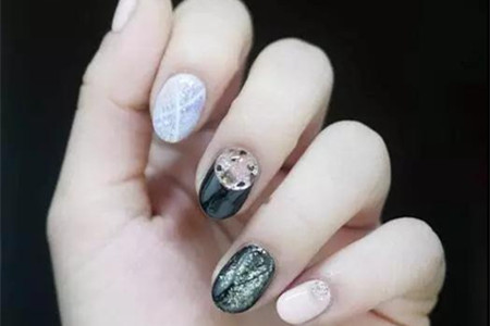 1538977882347326.jpg 卡通和典雅风格的美甲,教你如何在家diy