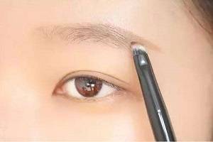 一盒眉粉搞定整个妆容