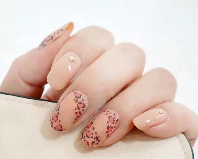 粉红豹纹带来狂野新感受，美甲不再一成不变