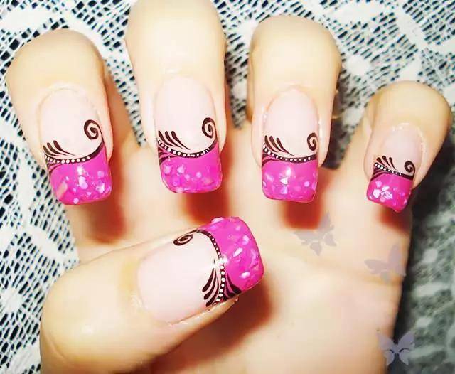 玫红色靓丽美甲，打造美艳的异域风情