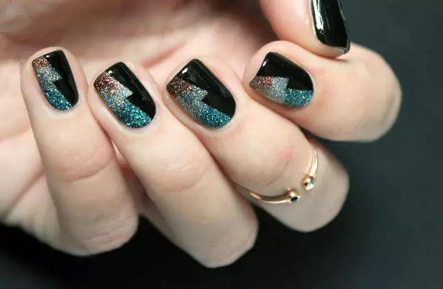 黑色闪电图纹，绚烂变色美甲