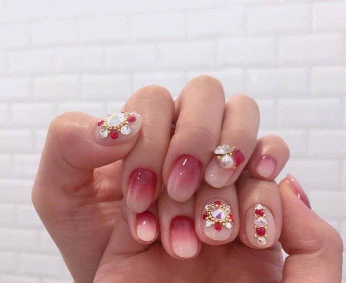 最新美甲款式 这样看起来很温柔